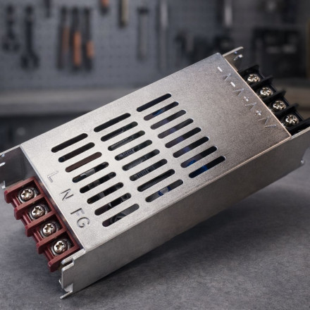 5V. 10A. 50W. İç Mekan Metal Kasa Led Trafosu Adaptör